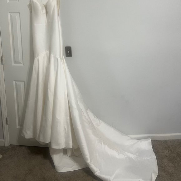 Clean, Trendy, Beautiful Trumpet Wedding Dress, Milkado, Ivory, Size 8 - Picture 6 of 6